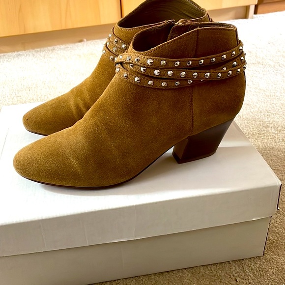 Booties suede camel color studded ankle high sz 7.5 - Picture 2 of 8
